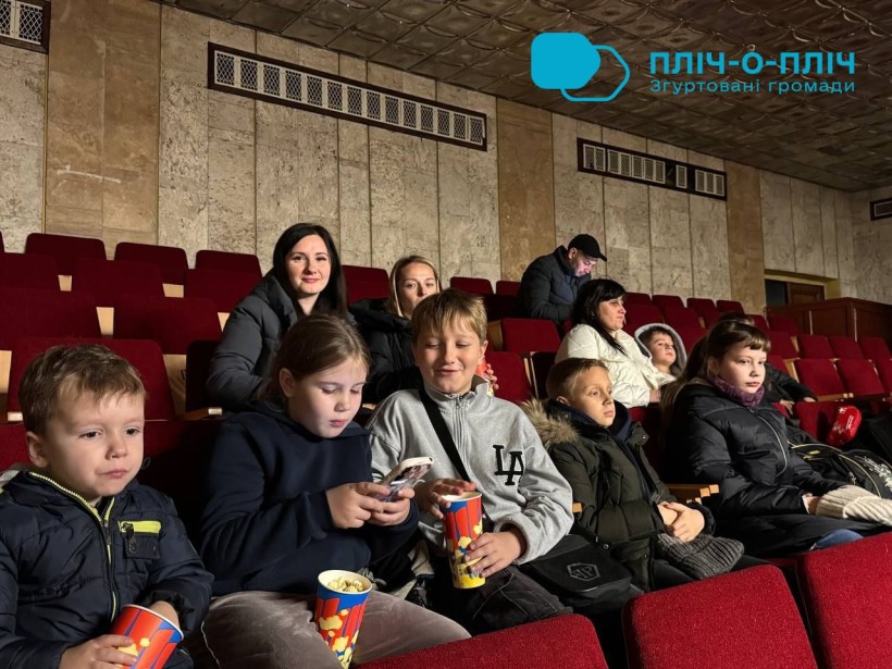 Глядачі у залі в очікуванні вистави, сидять на кріслах.