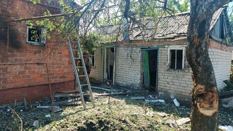 Пошкоджений будинок після ворожого обстрілу