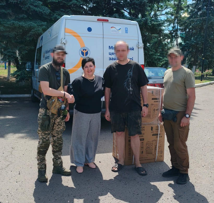 Наталія Адамова передає військовим генератори