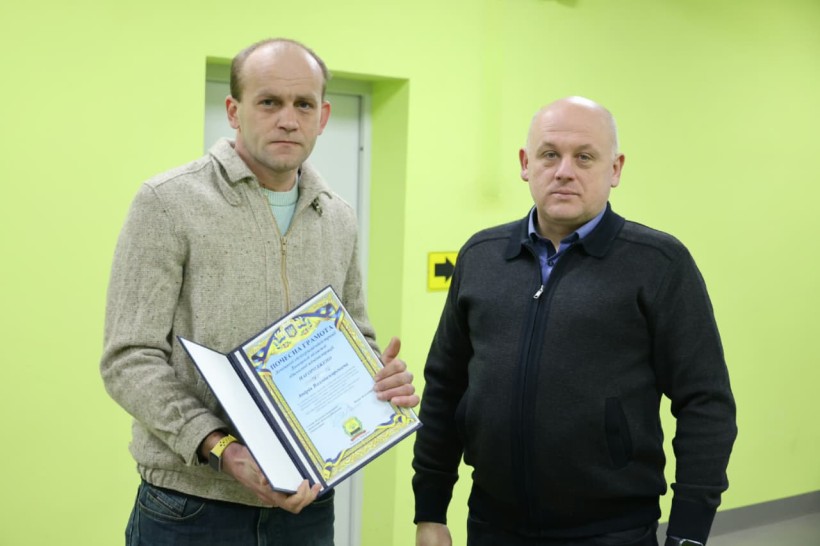 Юрій Винокуров та працівник ЖКГ, який тримає почесну грамоту.