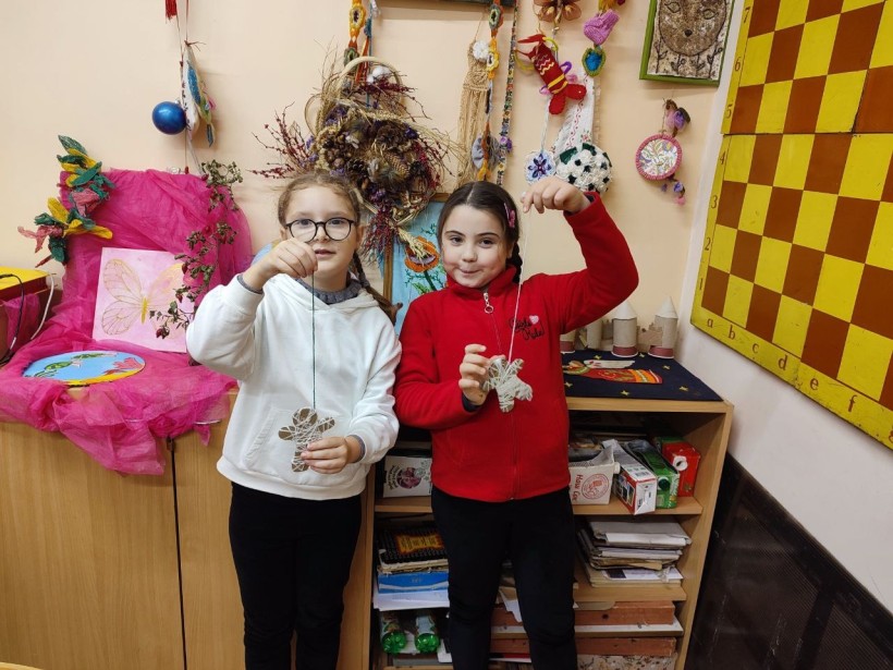 Вихованки Донецького обласного центру туризму та краєзнавства демонструють поробки, виготовлені власноруч