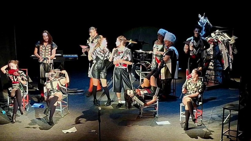 Яскраві образи акторів на сцені доповнені музичними інструментами на показі вистави «Світчер»