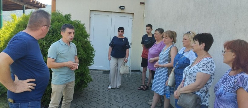 Переміщені особи та представники Служби зайнятості під час візиту на швейну фабрику «ТРІО» на Закарпатті.