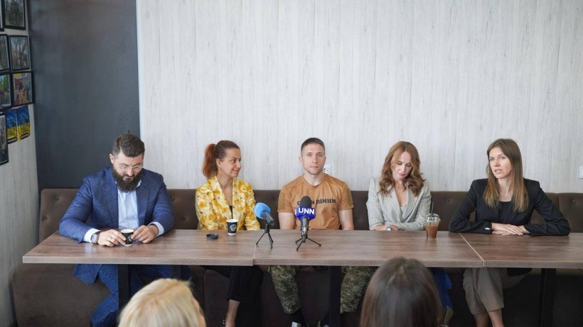 П'ять представників (три жінки та два чоловіка) Українського ветеранського фонда сидять за столом та відповідають на питання журналістів.