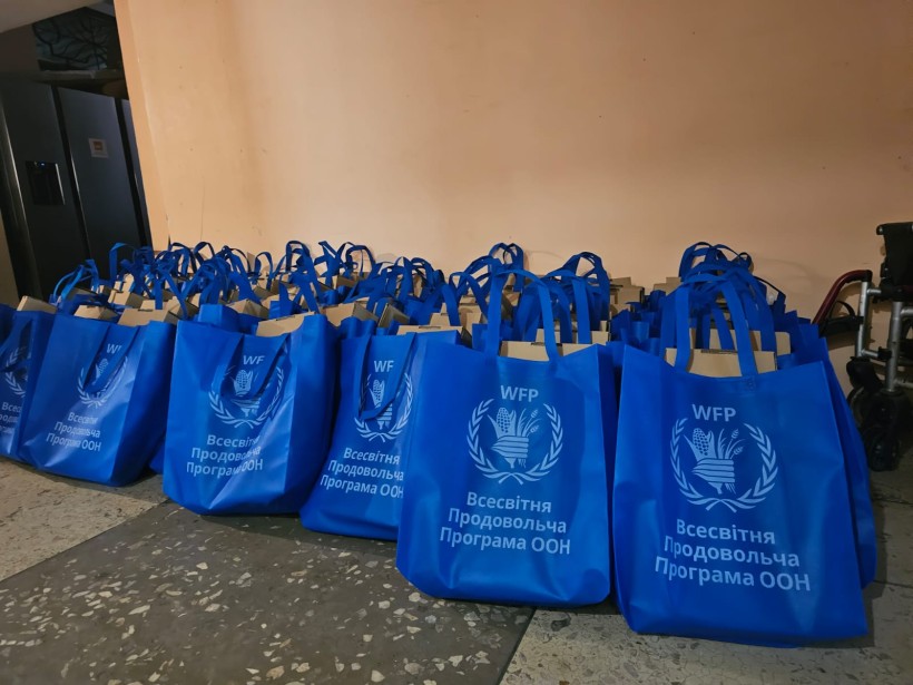 Допомога від Всесвітньої продовольчої програми ООН для переміщених осіб в сумках.