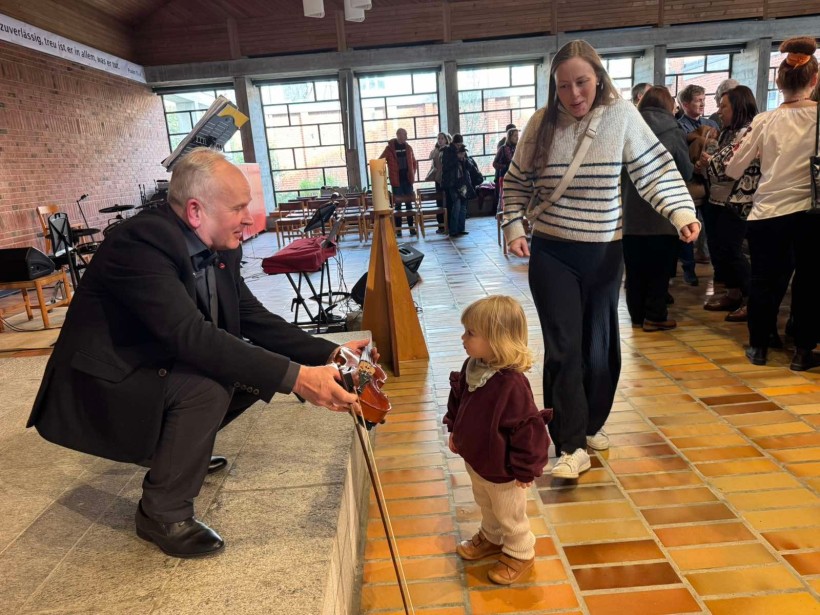 Скрипаль пропонує маленькій глядачці взяти скрипку