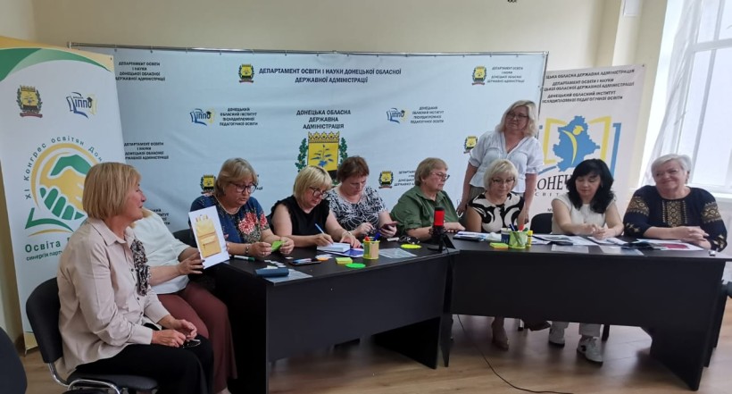 Освітяни за круглим столом: обмін досвідом та ідеями.