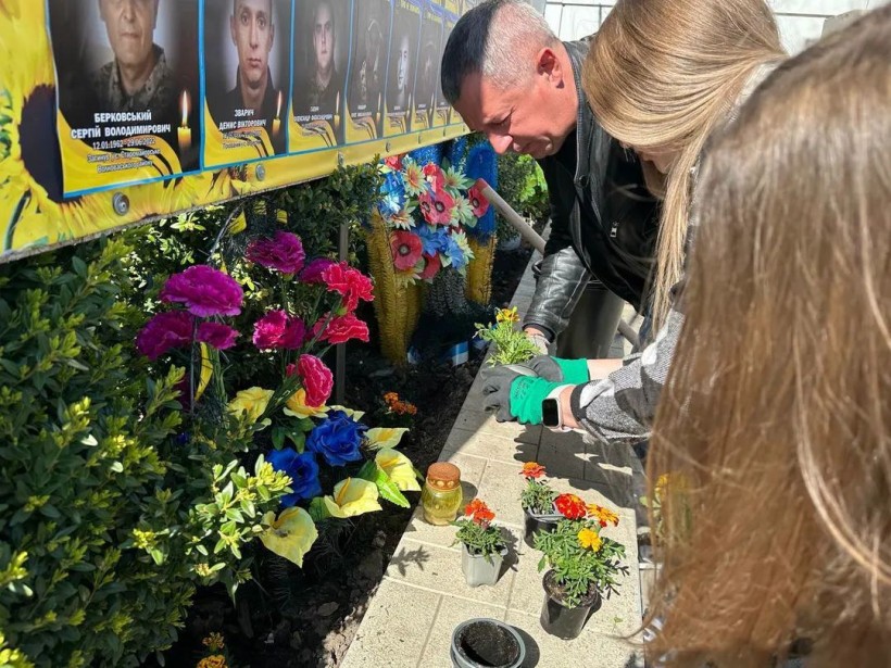На алеї слави у м. Олександрії мешканці Донеччини висаджують квіти