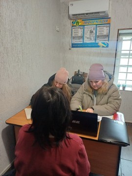 Фахівчиня Донецькоблгазу проводить виїзний прийом абонентів