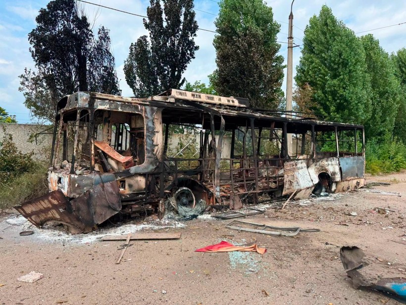 Спалений тролейбус в результаті ворожого обстрілу