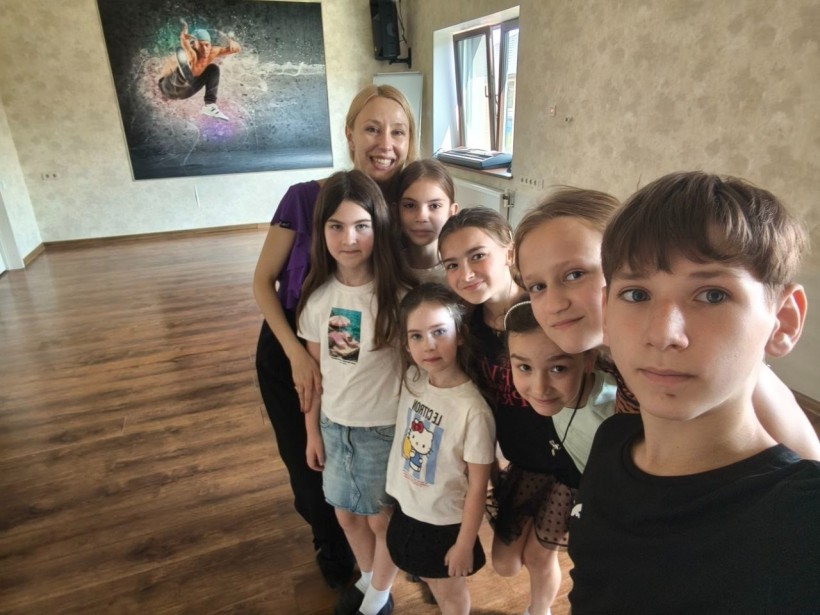 Учасники табору «ART-простір» разом з викладачами під час дозвілля