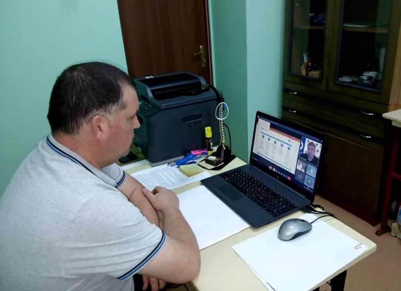 Фахівець військової адміністрації слухають доповідачів семінару
