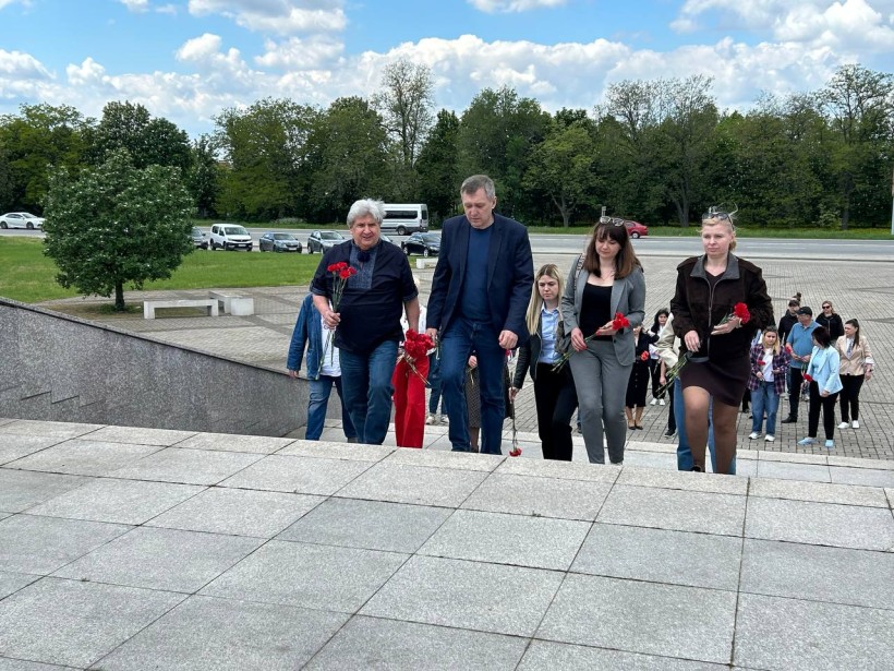 Представники Донеччини долучилися до церемонії покладання квітів до Меморіалу жертвам Голодомору та політичних репресій у місті Дніпро.