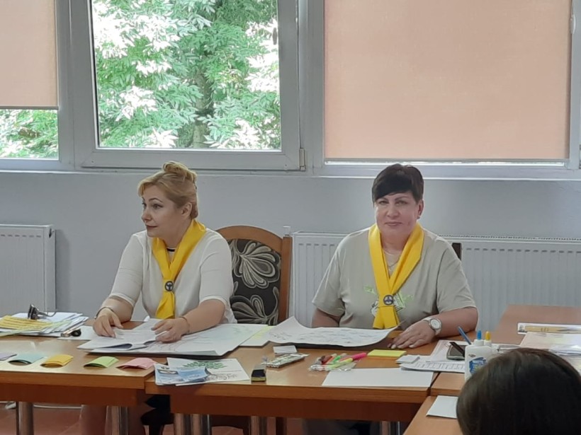 Двоє фахівців Служби зайнятості сидять за столом