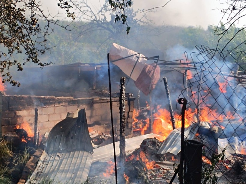 Пожежа в будівлі, у яку поцілив ворог.