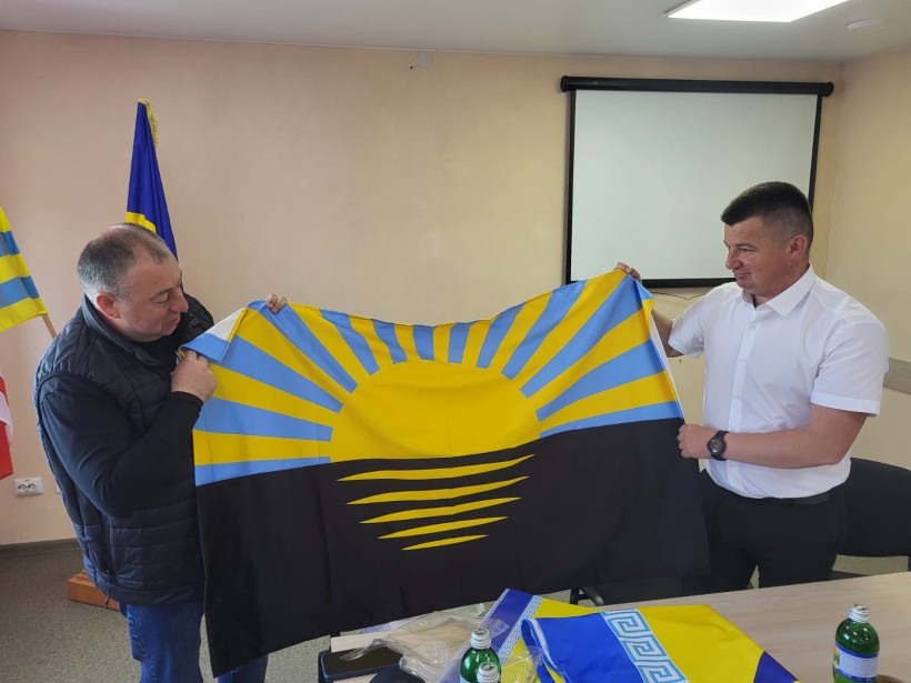 Керівники громад тримають прапор Донецької області