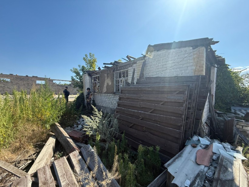 Правоохоронці біля зруйнованого будинку