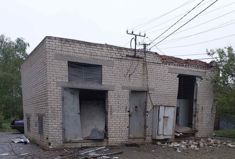 Пошкоджена електропідстанція після ворожого обстрілу.