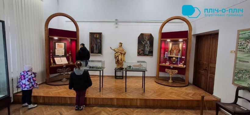 Музейні експонати.
Діти уважно дивляться.