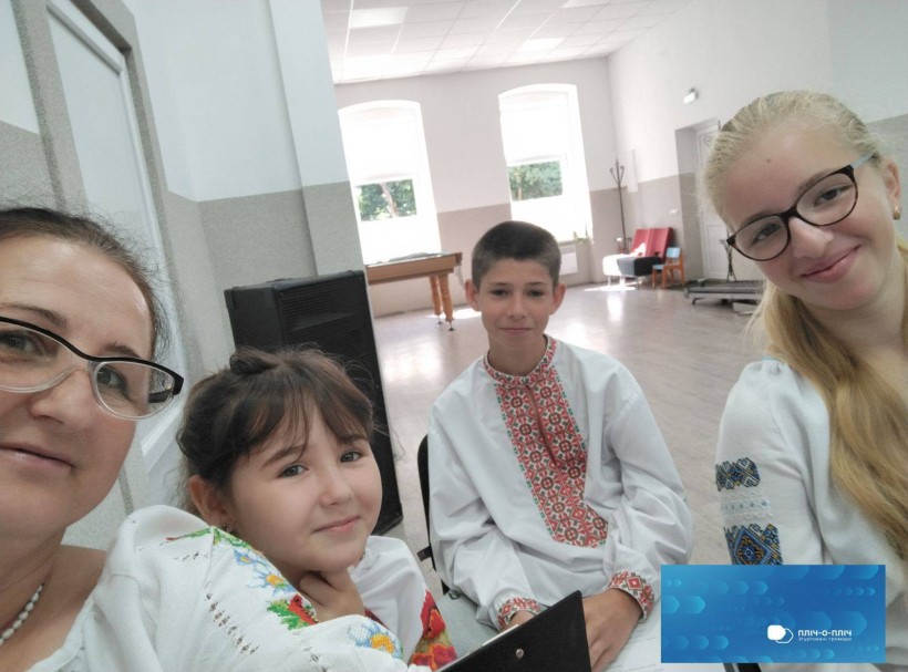 Учасники марафону, з них троє діток, одягнені у вишиванки. Фото - селфі.