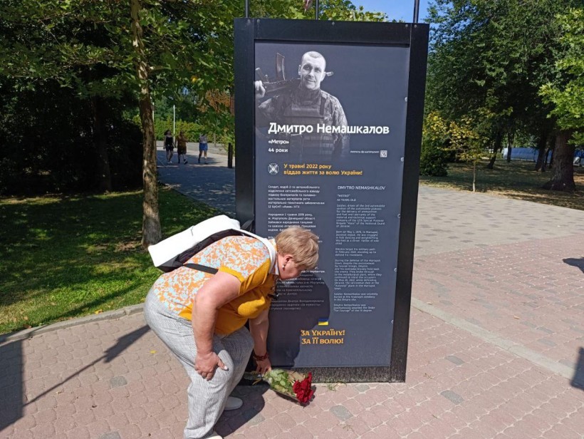 Лілія Золкіна- начальник управління сім'ї, молоді та масових заходів національно-патріотичного виховання Донецької облдержадміністрації покладає квіти загиблому захиснику з Маріуполя.