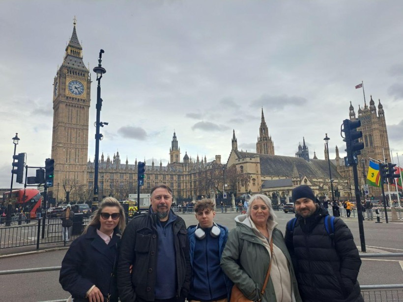 Представники Маріупольського театру на фоні башти Біг Бен