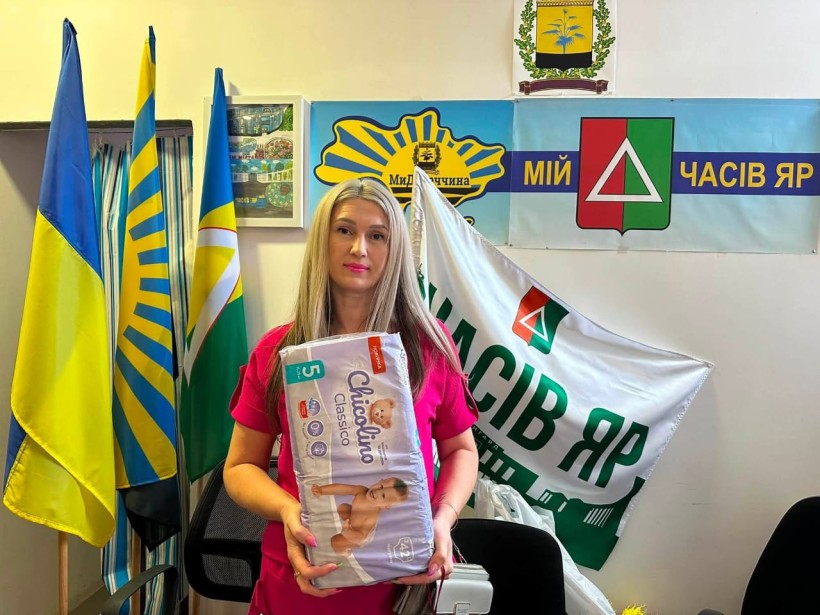 Переселенка з Донеччини отримала гігієнічні вироби для малюка у гуманітарному центрі «Мій Часів Яр у Києві»