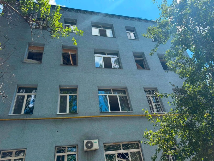 Пошкоджена будівля після ворожого обстрілу
