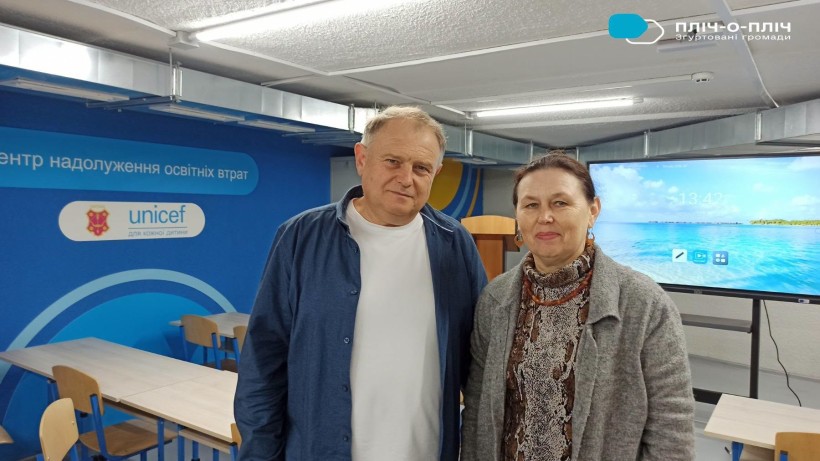 Педагогиня Бахмутського ліцею імені Дмитра Чернявського Ірина Мироненко разом з Сергієм Дятленко
