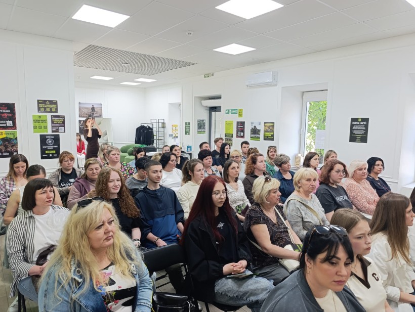 Учасники заходу детально слухають про українське націоналістичне підпілля
