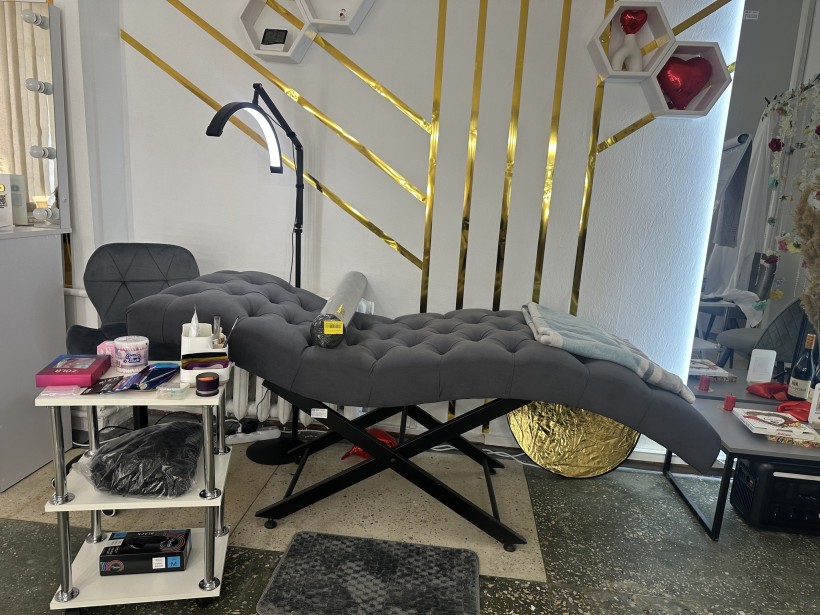 Меблі та обладнання в студії краси