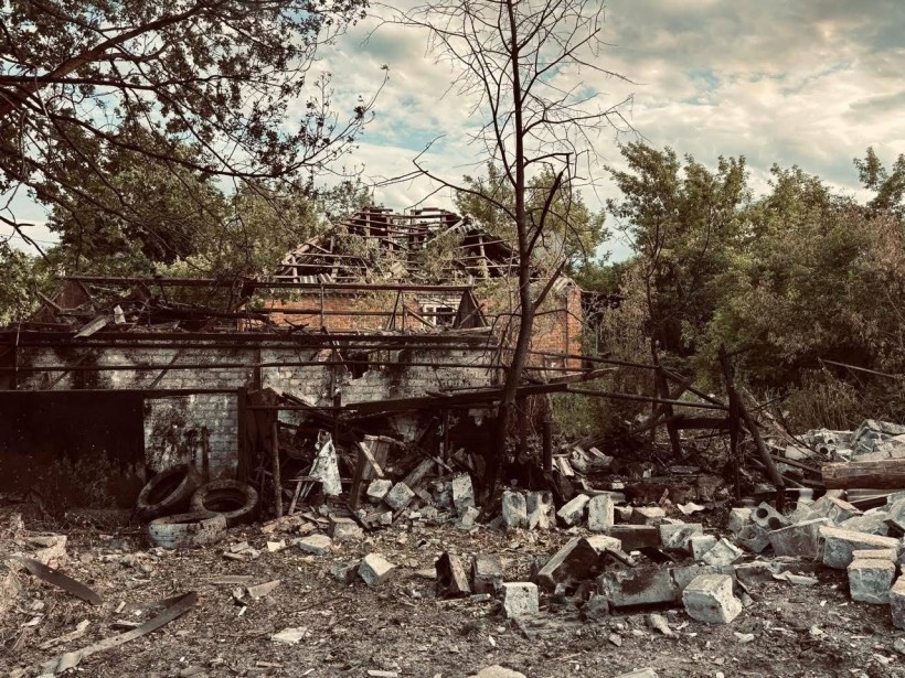 Зруйнований будинок після ворожого обстрілу