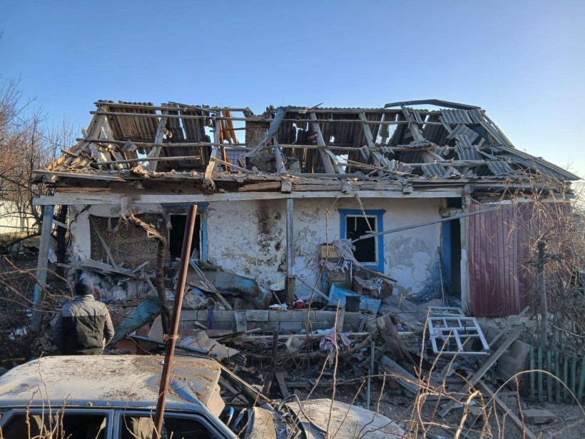 Пошкоджені будинки після ворожого обстрілу