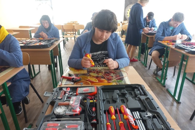 Студент Костянтинівського вищого професійного училища працює у навчальному класі з інструментами