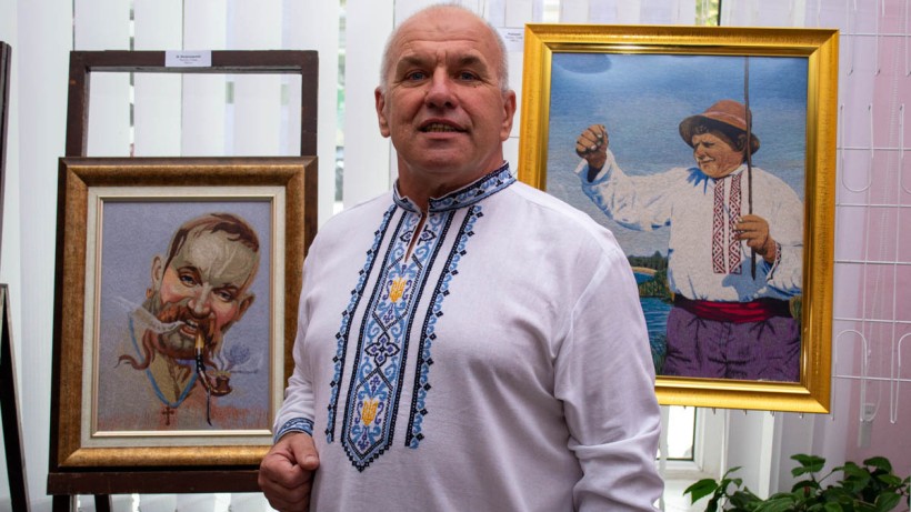 Костянтин Діденко — майстер декоративно-прикладного мистецтва біля своїх улюблених картин.