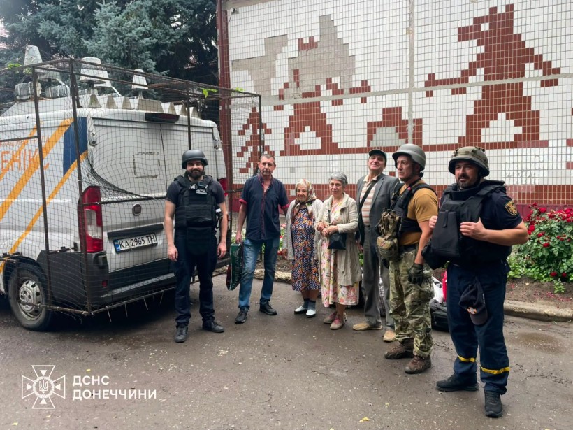 Спільне фото рятувальників та людей, хто зголосився виїхати з небезпечної громади