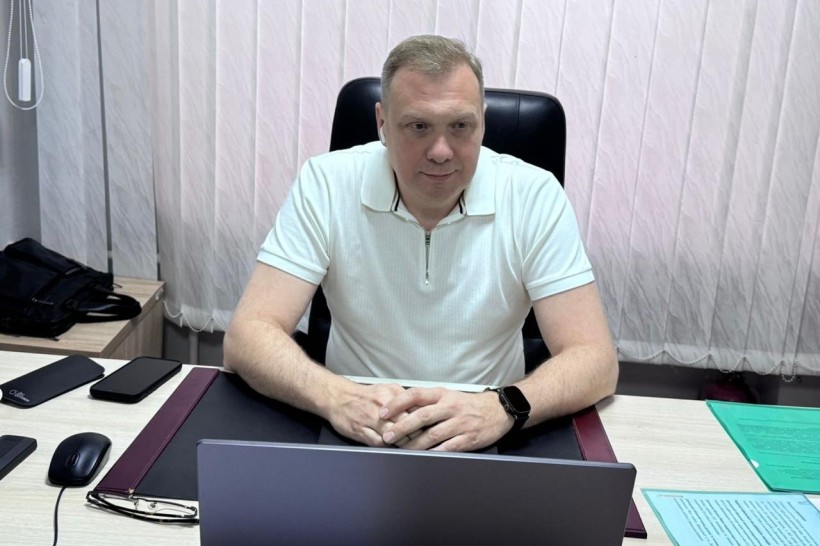 Керівник робочої групи Олександр Шевченко за столом