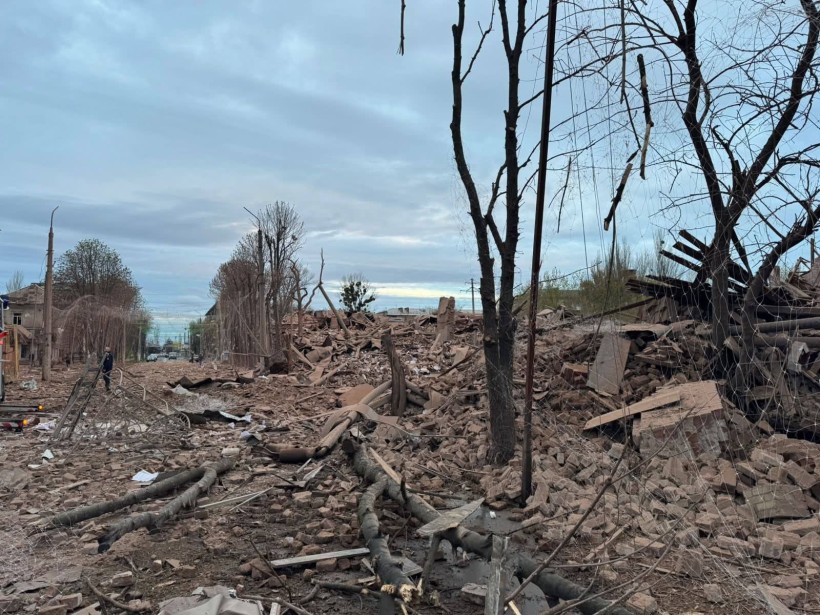 Зруйновані будинки після ворожого обстрілу