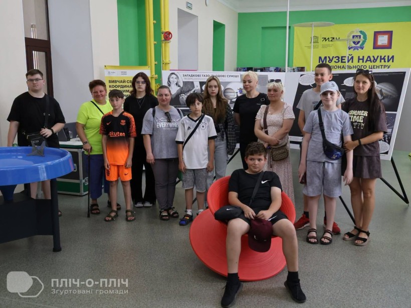 Відвідувачі екскурсії слухають розповідь.