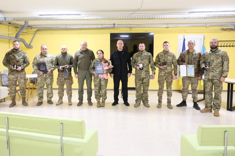 Вадим Філашкін та захисники Донеччини вз нагородами
