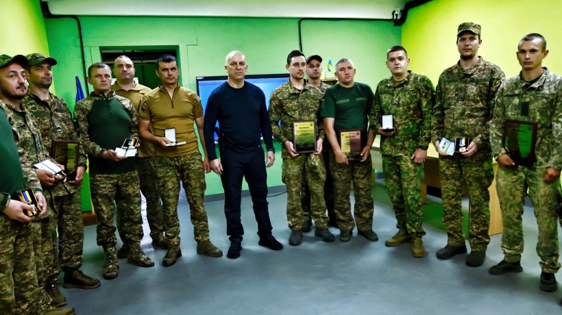 Вадим Філашкін та бійці Національної гвардії стоять разом із нагородами.