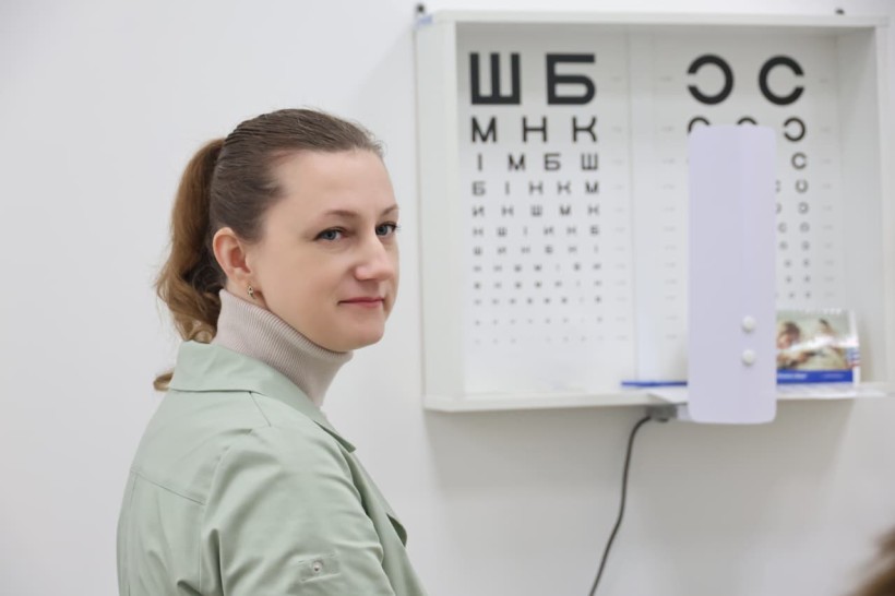 Медичний працівник у кабінеті для перевірки зору.