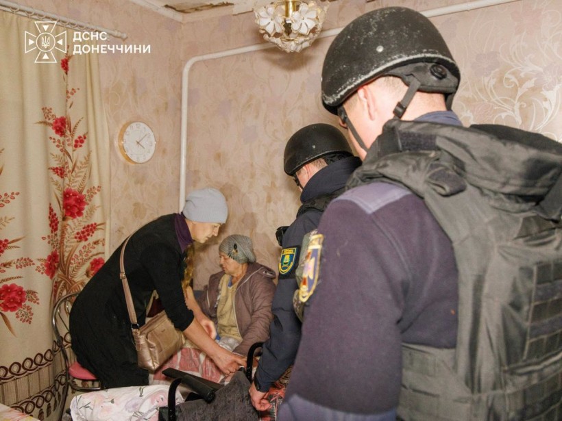 Рятувалньики допомагають жінкам зібрати речі