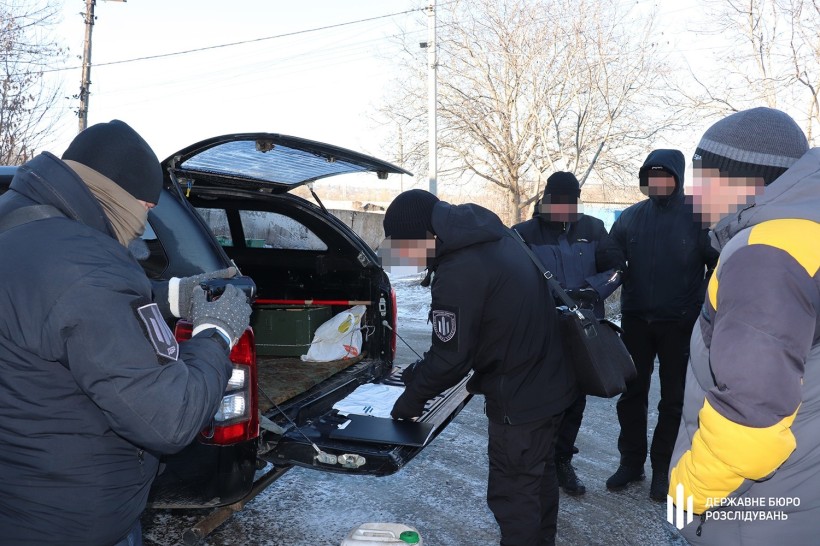 Процесуальні дії. Обшук автомобіля.
Працівник правоохоронних органів ввксує все на відео камеру.