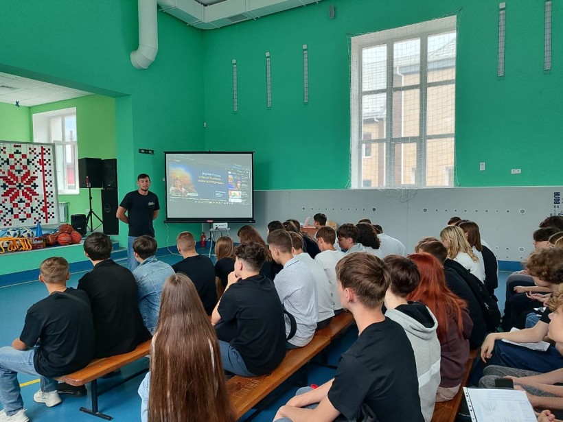 Учні Донеччини під час Першого уроку "Мова гідності - мова нескорених"