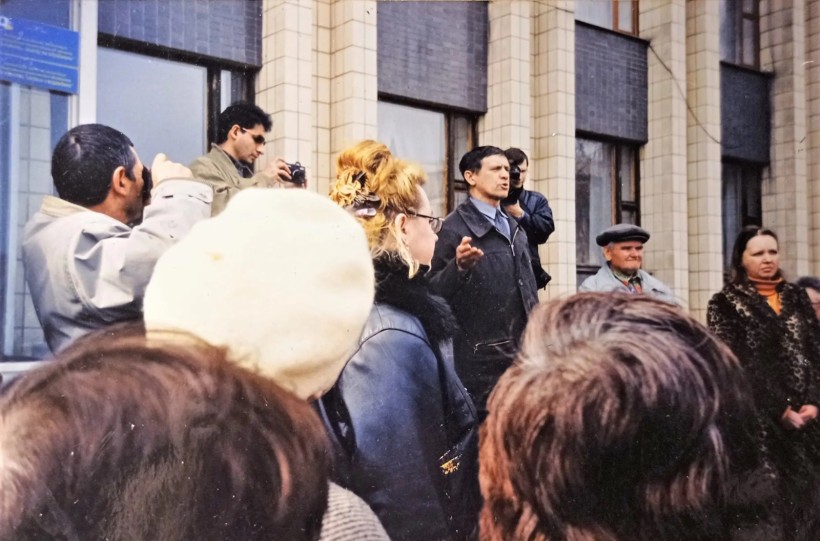 Іван Бірчак. Виступ на мітингу в Бахмуті 2004 рік. Фото з архіву Івана Бірчака