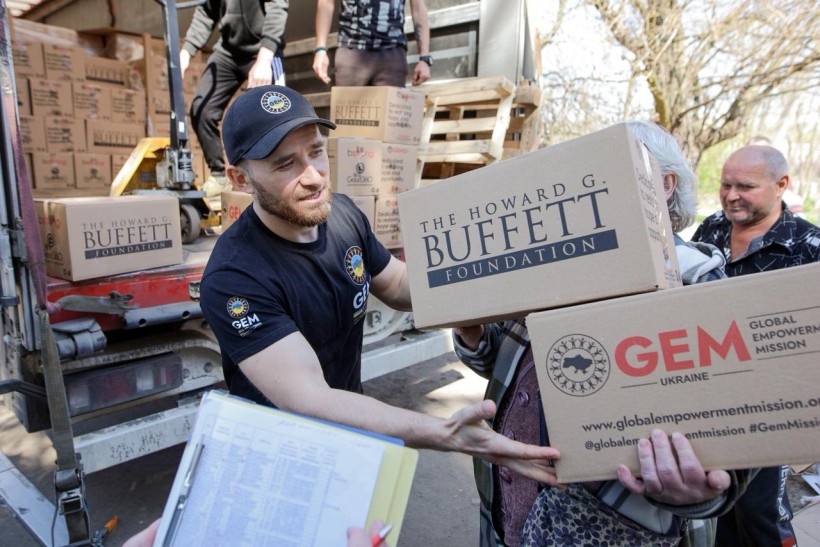 Представники Благодійної організації Благодійного фонду «GLOBAL EMPOWERMENT MISSION» GEM на постійній основі забезпечують мешканців Донеччини продуктовими наборами та питною водою, самостійно доставляючи допомогу у найвіддаленіші куточки області