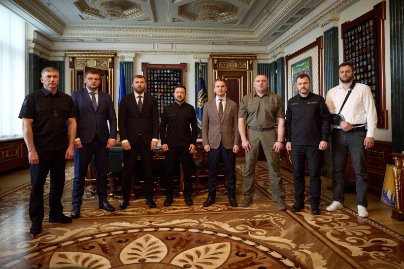 Володимир Зеленський та представники правоохоронних та антикорупційних органів.