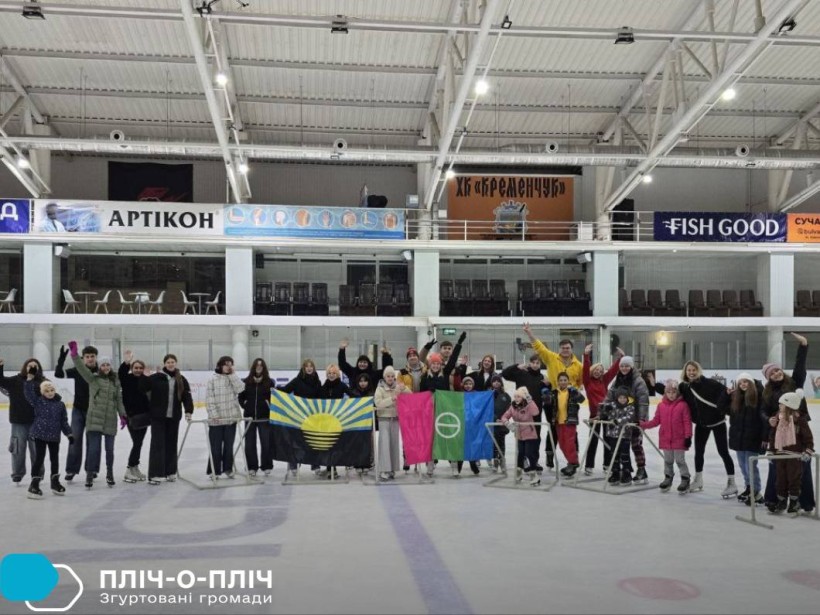 Спільне фото.
Група людей на льоду, машуть руками та тримають прапори Донеччини та Бахмута.