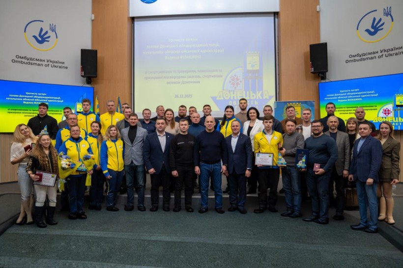 Спортсмени Донеччини та Вадим Філашкін тримають нагороди